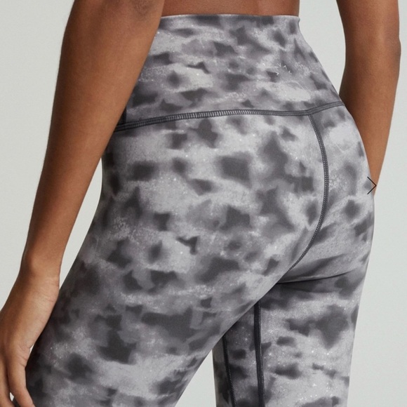 Varley Let's Go Leggings in Concrete Leaf Woman’s Size Medium - Picture 3 of 11